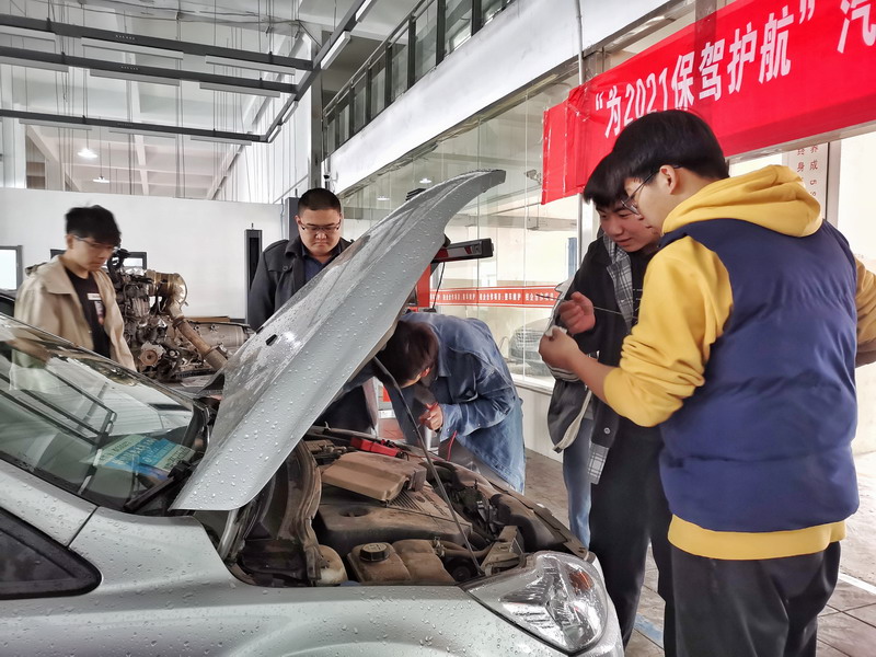汽車學(xué)院志愿者積極開展“免費(fèi)檢測，為2021保駕護(hù)航”志愿服務(wù)