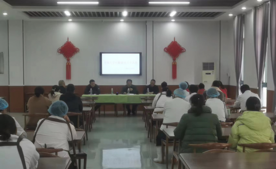 組織食堂、超市全體工作人員集中學(xué)習(xí)